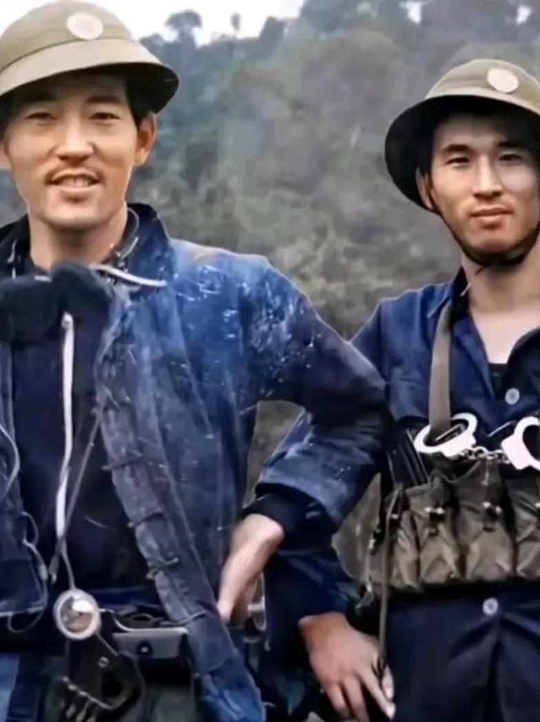 1988年,两山轮战期间,刚刚从战场上下来的英雄连长邱枢。此时,他背着冲锋枪,腰