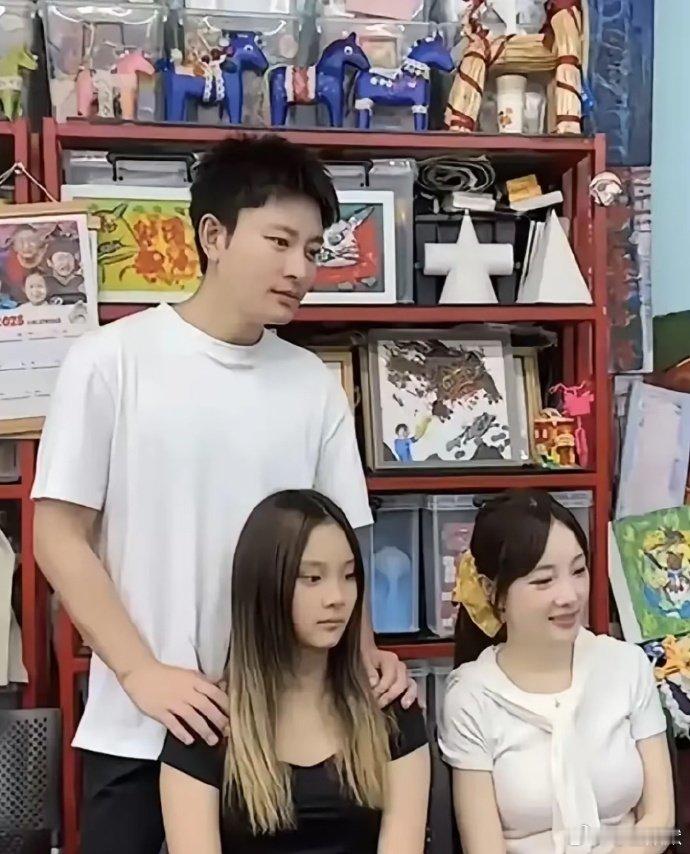 甜馨现在比李小璐还像李小璐，也比贾乃亮还像贾乃亮。​​​