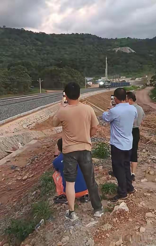 被称为铁矿界“顶配款”的几内亚西芒杜铁矿，终于要结束“躺平”生涯了。这处品位高达