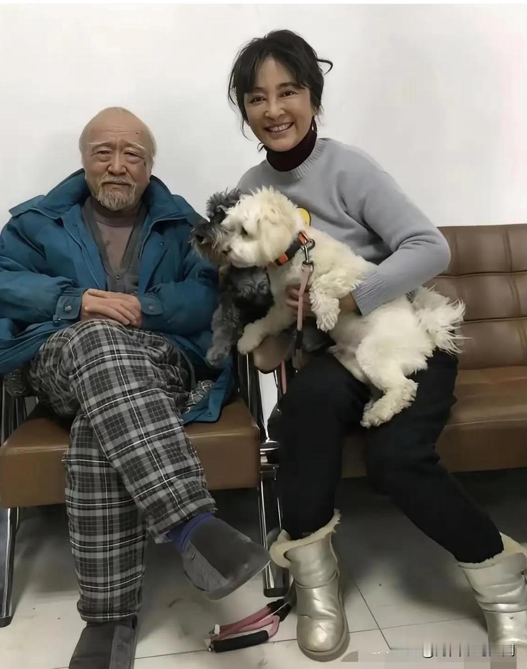 这是老戏骨曾经的“刘罗锅”与演员李保田在一起的一张合影。他们褪去荧幕光环，衣着朴