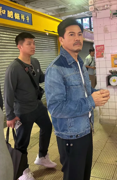 香港大埔街市，老牌港星吕良伟和德云社的孙越！吕良伟好年轻啊，头发乌黑浓密，脸