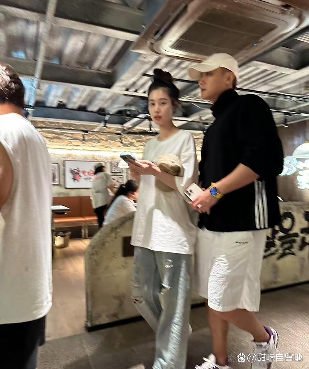 黄子韬跟老婆徐艺洋在北京下馆子，女方穿着打扮好少女心，两口子看着很登对​​​