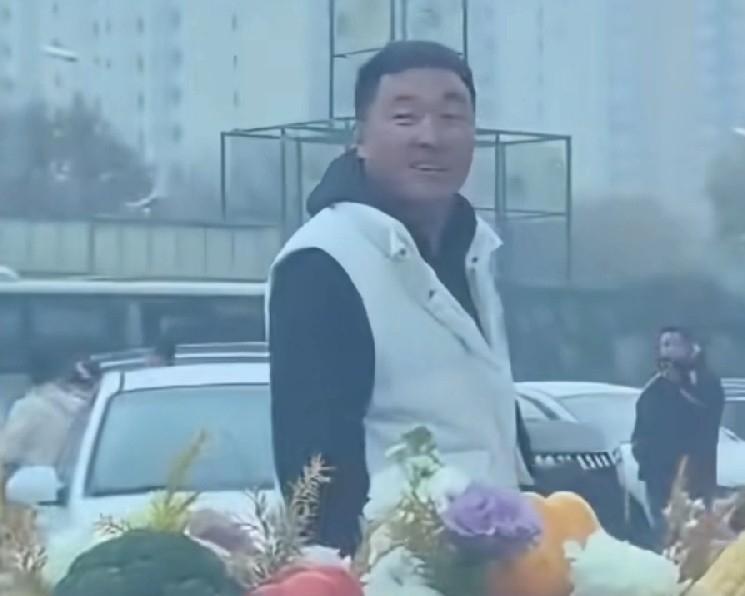 香河婚车被拦结婚的大喜日子，就被这种事给搅和了，真是让人心里添堵，拦车要东西，