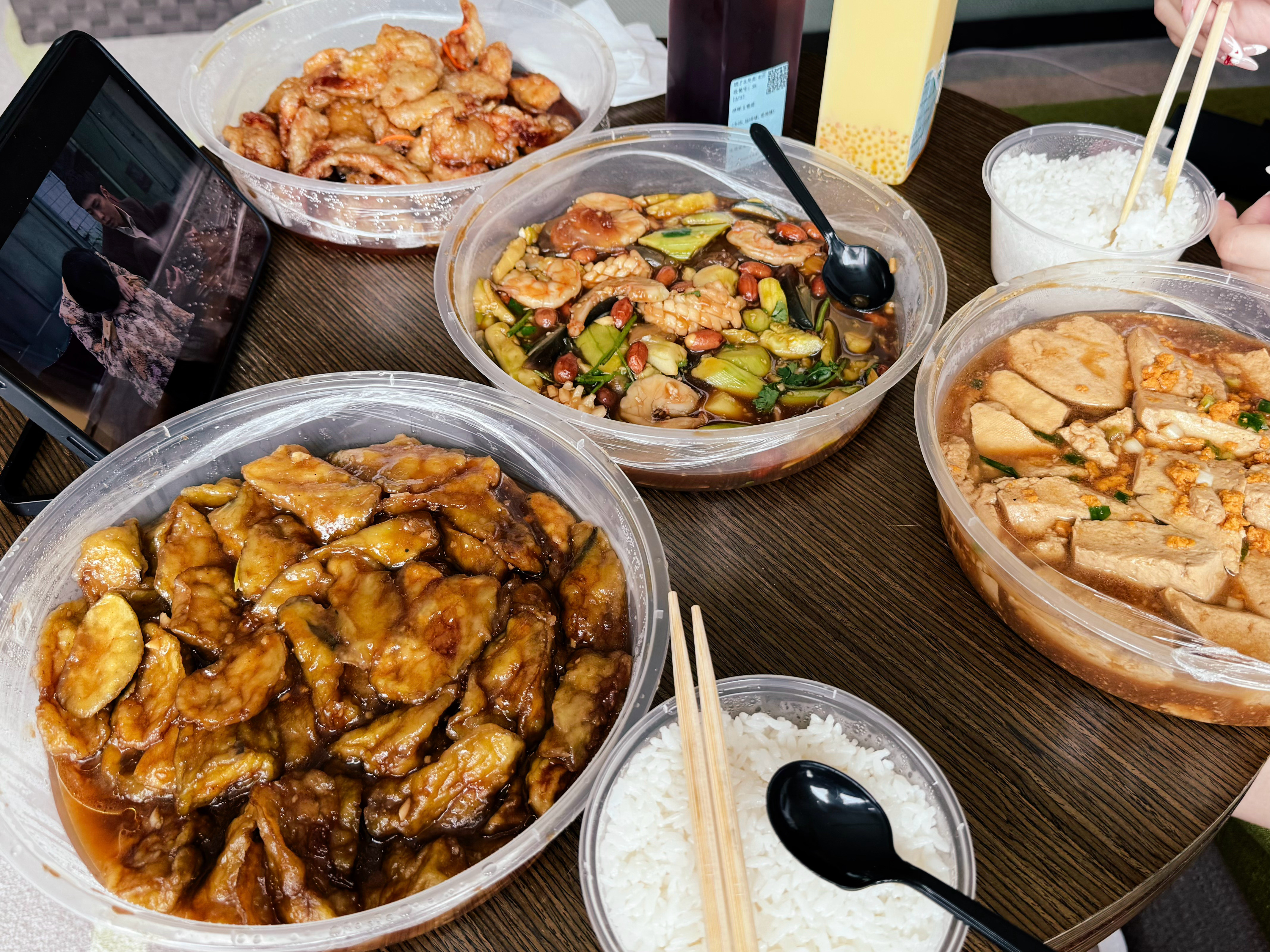 今天的午饭和晚饭……[大笑][大笑]图五这个焦糖炙烤三文鱼寿司，也太好吃了。甜甜