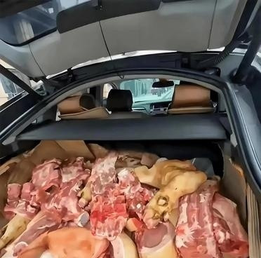 这一后备箱肉都能买个车了吧