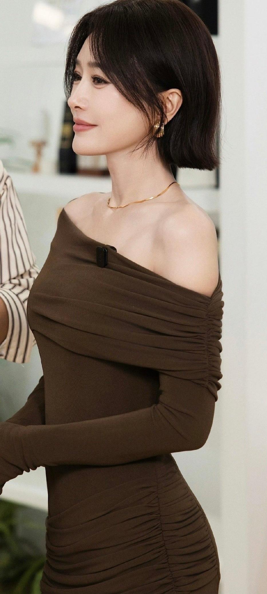 谁能拒绝秦岚的魅力啊！咖色长裙造型把优雅和气场拿捏得死死的，短发造型更是解锁了