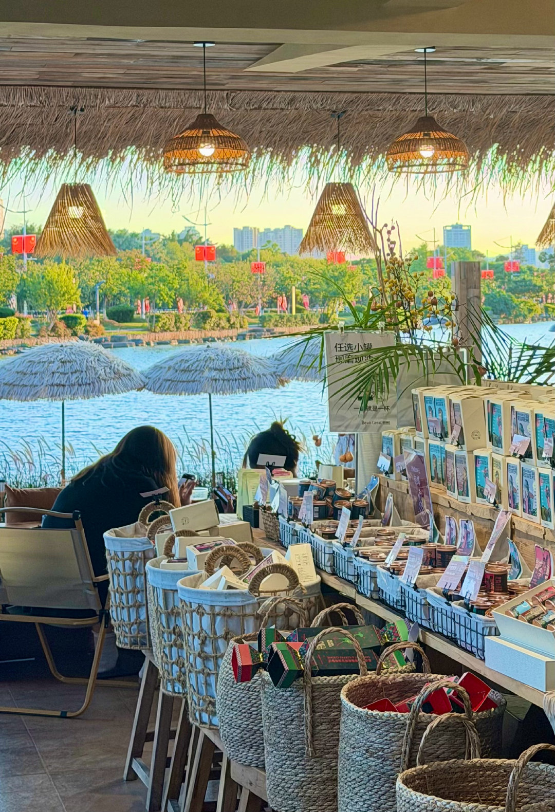 在湖边躺平发呆喝咖啡​