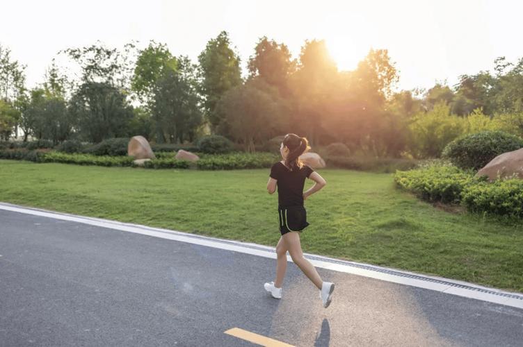 气温下降，医生呼吁中老年人：宁多出门遛弯，也别忽视5健康隐患气温逐渐下降，许