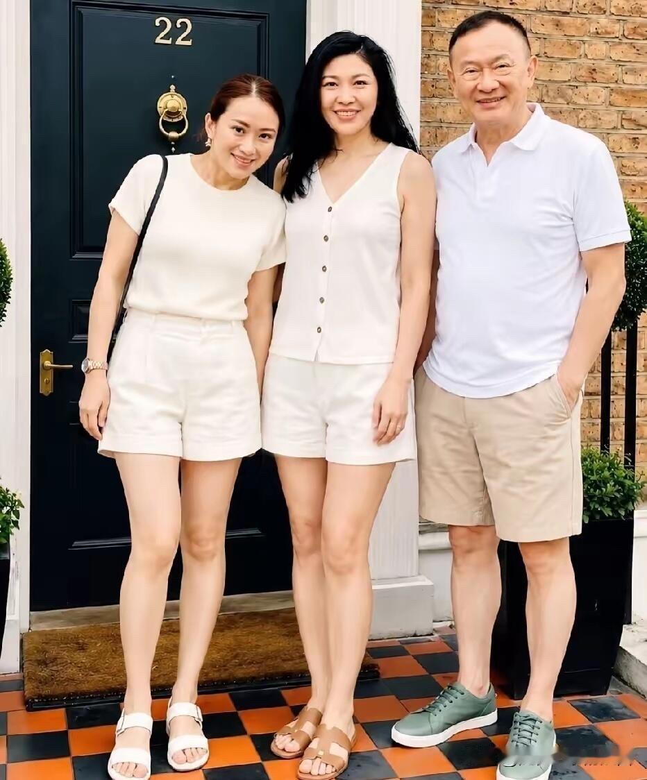 一家三人都当过总理，佩通坦漂亮极了，但她的姑姑比她更有气质，一个是年轻，一个是岁