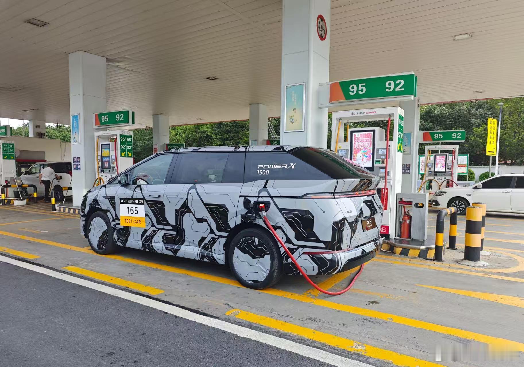 小鹏X9增程版加92号汽油，测试车实锤了。图2可以看到加了59L的