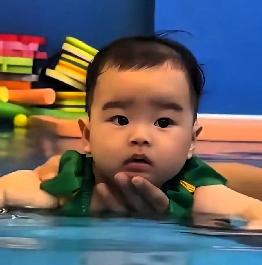 很多婴幼儿初次接触池水，大多会慌张哭闹，可汪吉辰第一次上游泳课，全程镇定从容，反