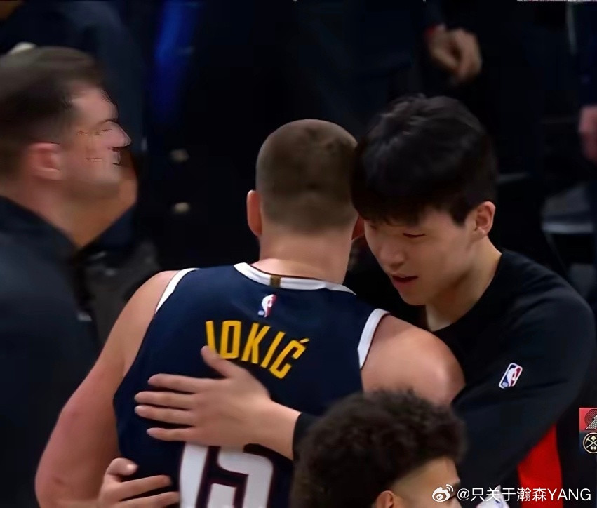 杨瀚森虽然本场比赛，瀚森又被dnp！但当比赛的终场哨声响起以后，约基奇主动走到