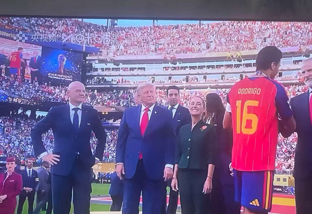 在世界杯决赛的颁奖典礼上，国际足联主席因凡蒂诺邀请美国总统特朗普出席，这一举动无