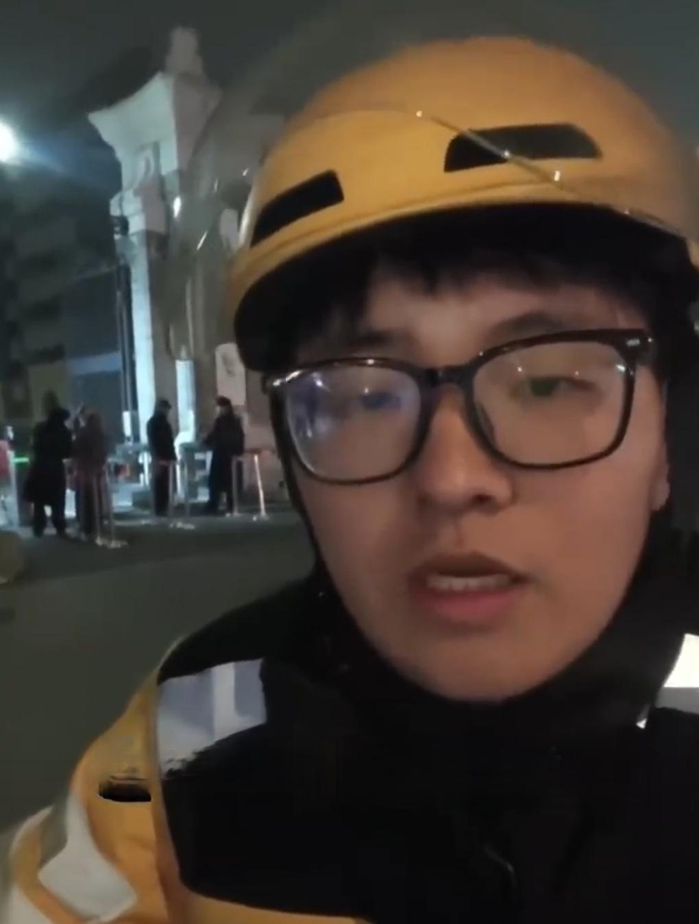 近日，“北大毕业生送外卖”引发热议，美团官方与当事人陶文俊分别作出回应。美