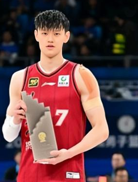 北京男篮和曾凡博的续约没有私下协议。北京男篮官宣和曾凡博完成续约，而据媒体人勇方