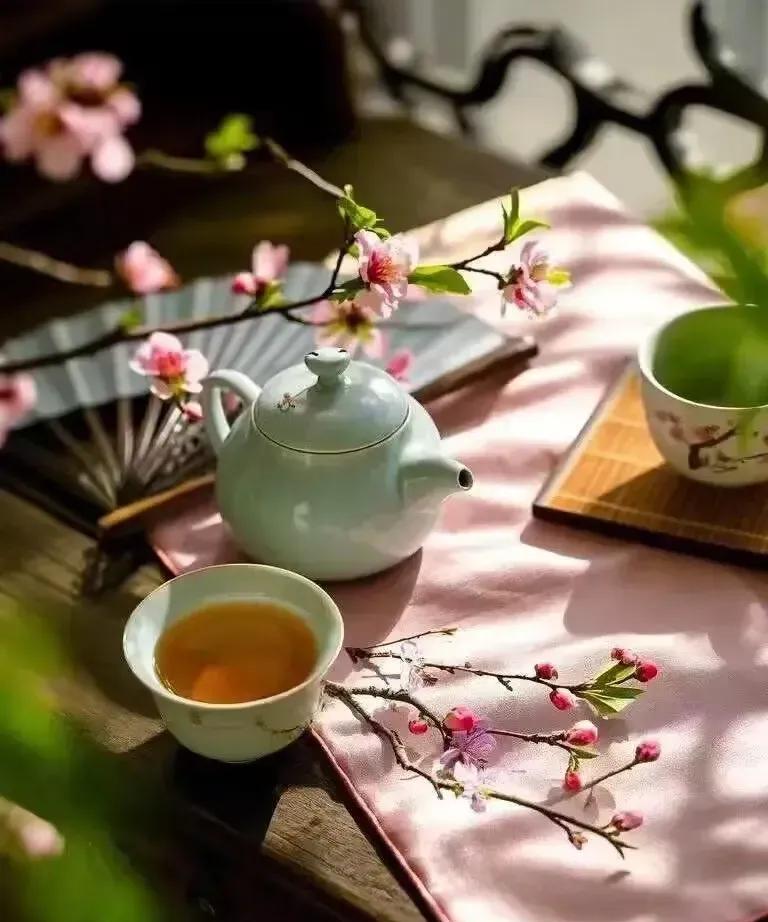 王志文说：“当你接触的人越多，就会明白，成年人最该提防的，从来不是那些脾气大，嘴