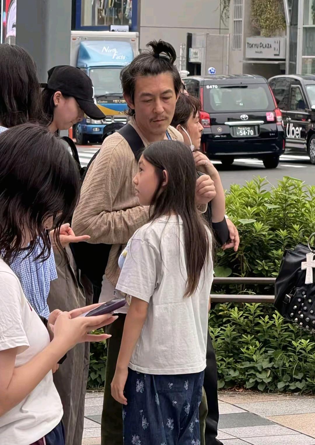 陈冠希和9岁女儿在日本东京逛街被偶遇，这次露面，他的状态让很多网友感到惊讶，曾经