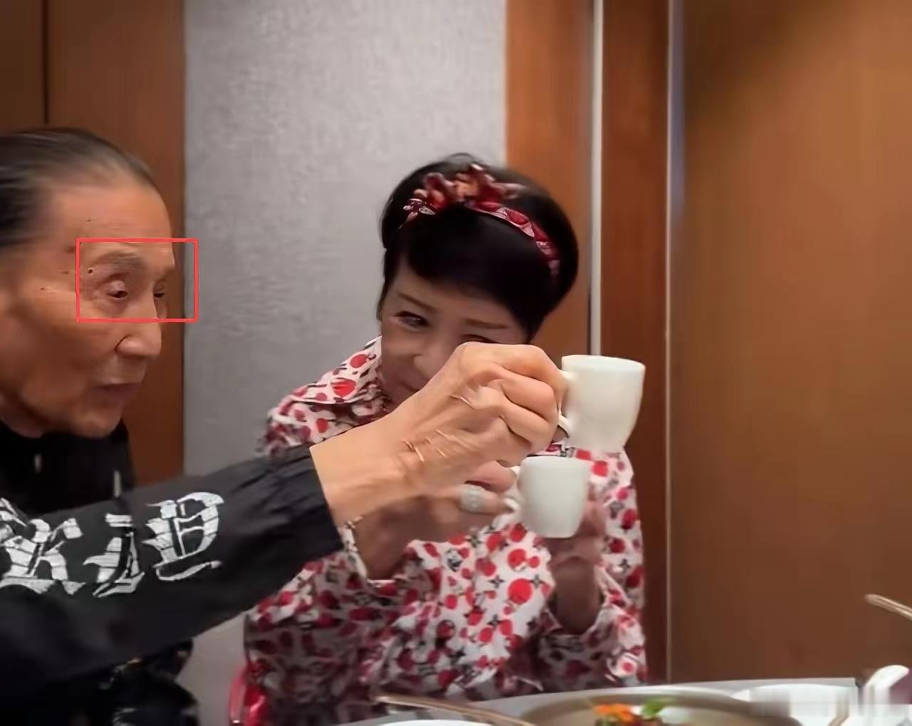 我严重怀疑，谢贤戴了一辈子墨镜，不是为了装酷耍帅，也不是为了遮眼袋，纯粹就是因为