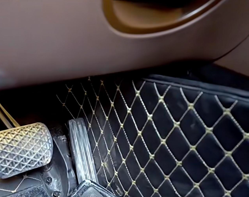 脚垫卡油门怎么办?太危险!车友用的是什么脚垫?之前随便用的送的脚垫，半包围丝