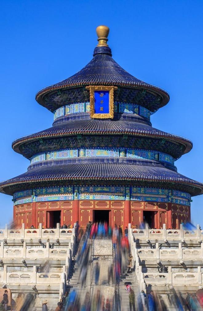 北京天坛伫立六百年，北圆南方的坛墙藏着“天圆地方”的宇宙观，祈年殿二十八根楠柱凝