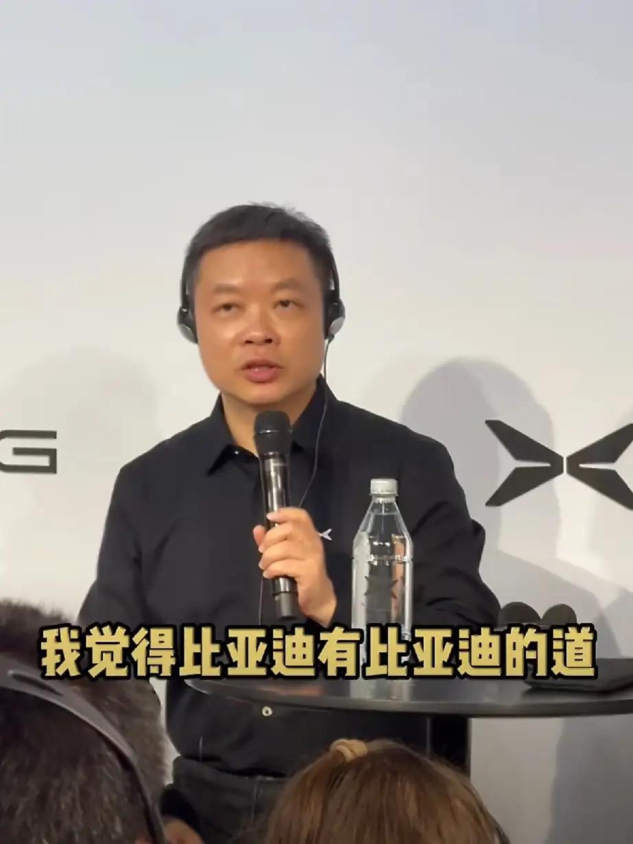 何小鹏说，小鹏汽车在欧洲市场的策略是，希望在软件、在硬件的科技领域做出不一样的东