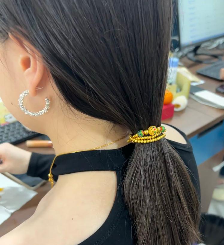被00后小姑娘的消费观震惊了，20多克的金手链当头绳，这顶我俩月工资了……我问