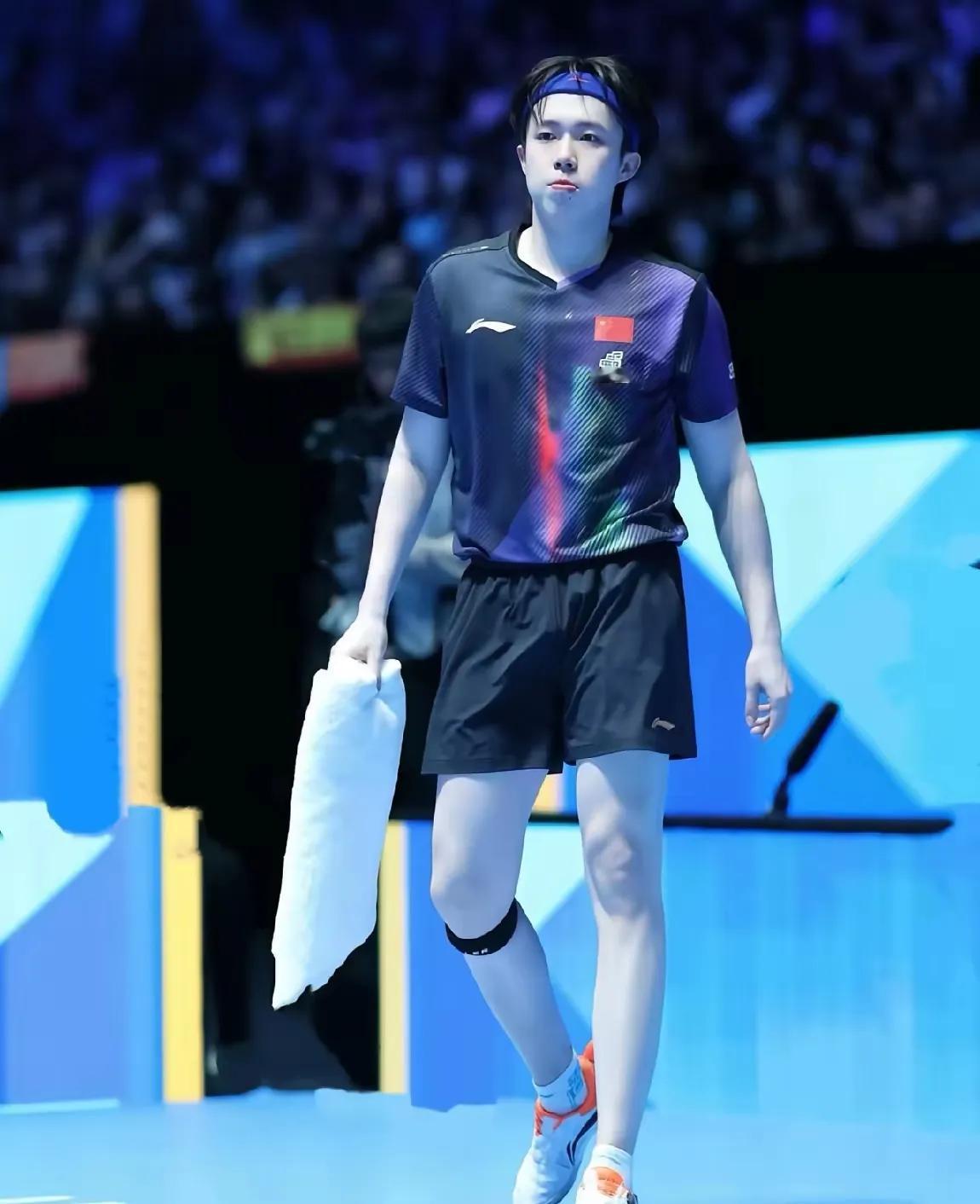 笑不活了！这年头连猫咪都有颜值焦虑了，被主人说胖居然还闹脾气生闷气，这小模样也太