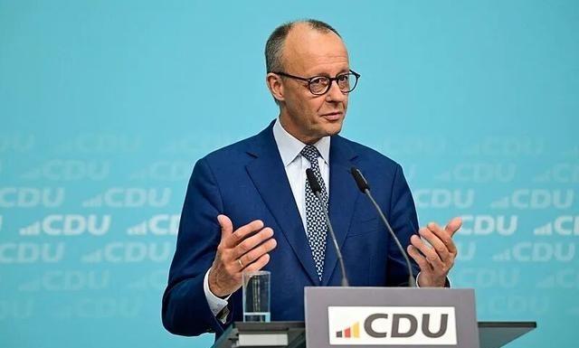 德国总理默茨的专机还没起飞，就提前向北京砸下了冷战战书！柏林妄想联合华盛顿，用所