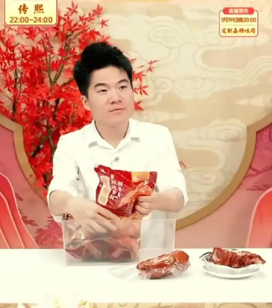 董宇辉直播间上架了三只89块的土鸡，弹幕瞬间炸锅。有人喊贵，有人喊值，吵得比