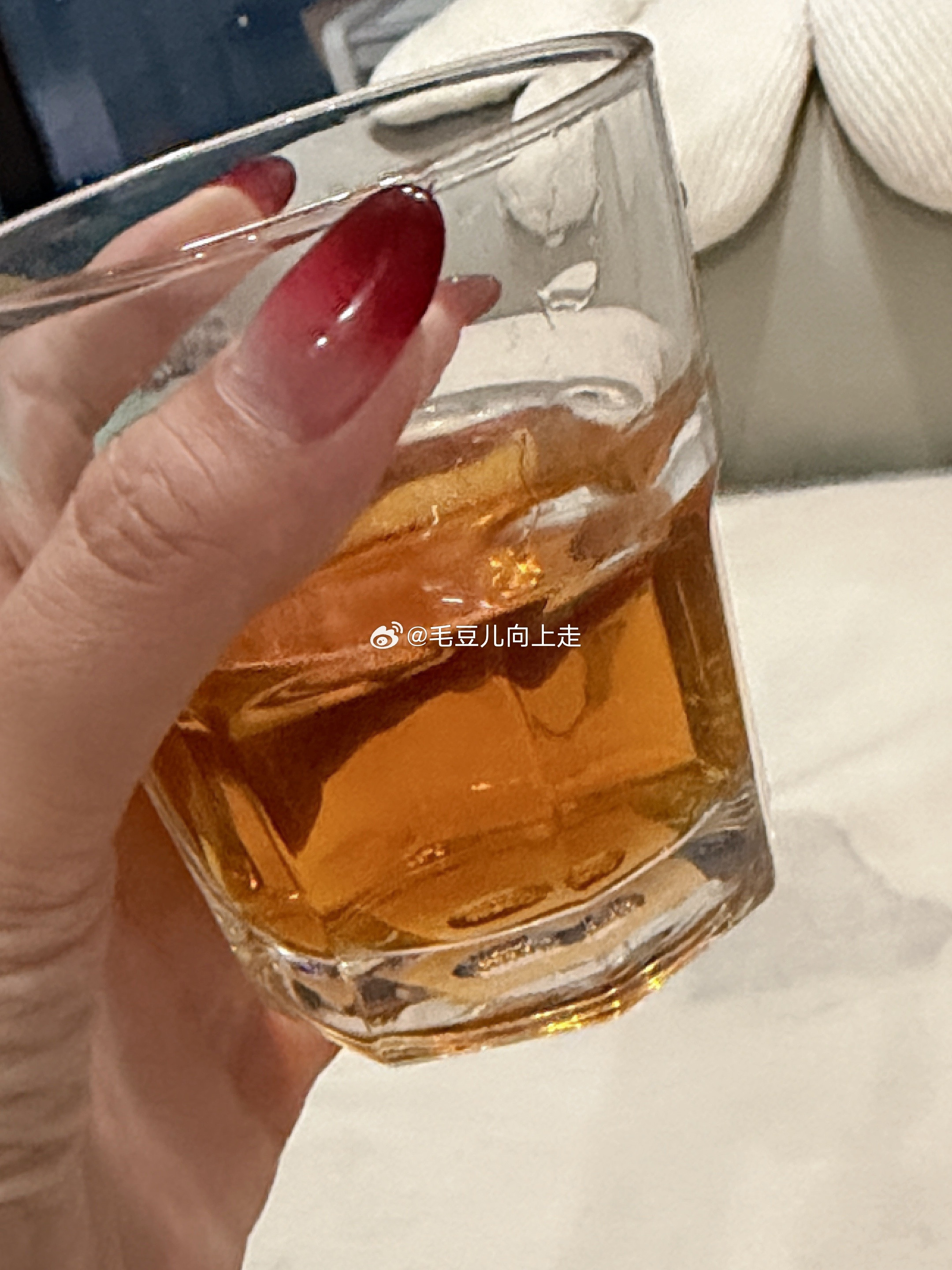 我发现小基数减肥要对抗的从来不是饿，是馋就比如现在晚饭后两三个小时，嘴巴开始想动