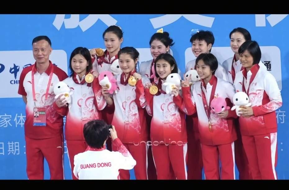 全红婵深夜发朋友圈，一句话戳中人心：“没有白走的路，对错都是我的脚印。”17