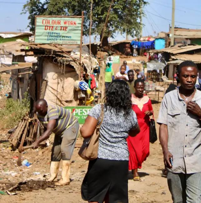 非洲那些贫困黑人，在家玉米糊糊都吃不饱！去俄乌战场打仗，死亡率四分之一，但是，只