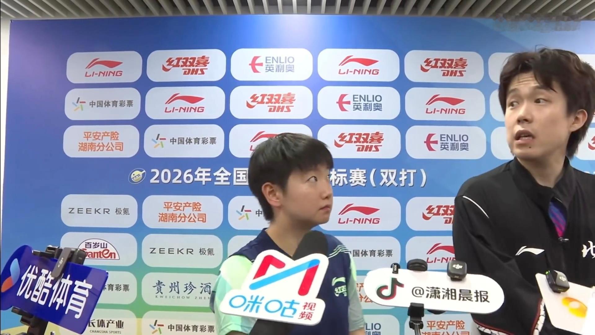 这里好萌耶儿问“几个问题啊”咪就这样盯着他看