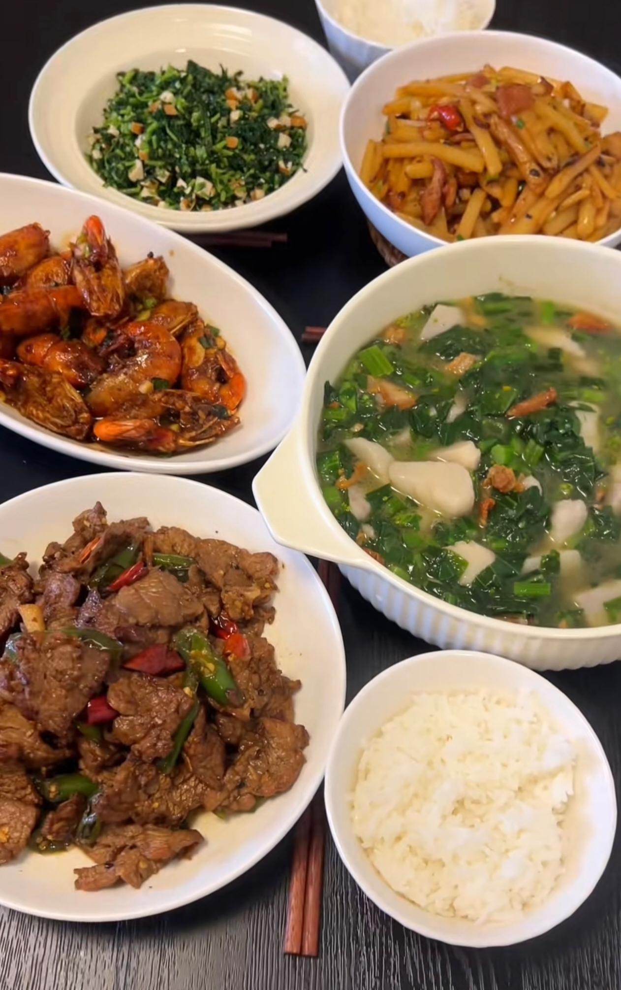 俩孩子中午都在单位吃工作餐，我在家闲着也是闲着，就把心思都花在晚饭上了。