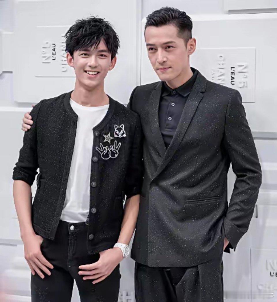 吴磊，绝对是高人给指点了这个人不是工作室，也不是他的经纪人而是他的师父：胡歌，胡