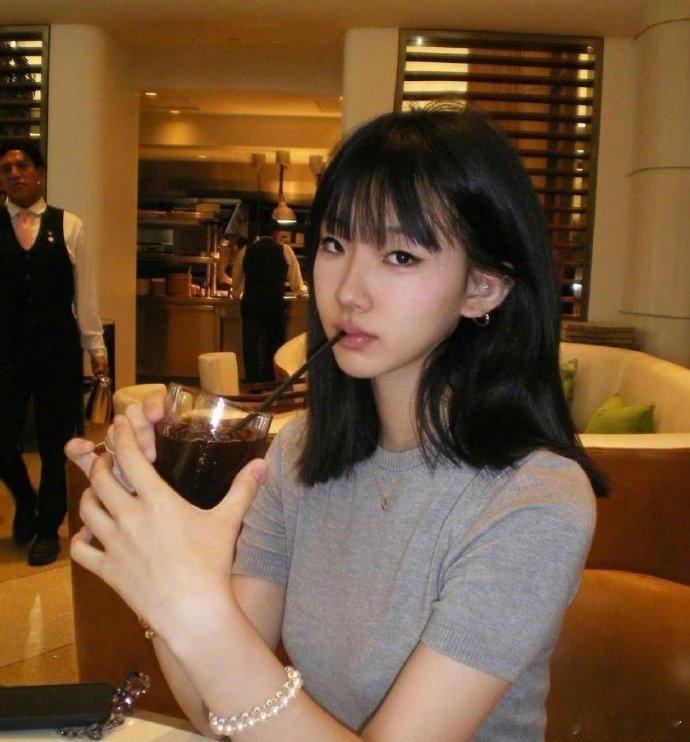 小s的大女儿的美丽渐渐显现出来了，就是年纪轻轻的为啥会有这种眼神​​​​