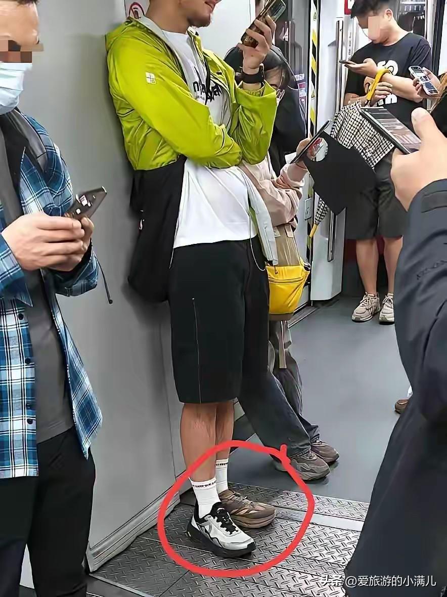 地铁上看到的，该不该说呢[捂脸哭]