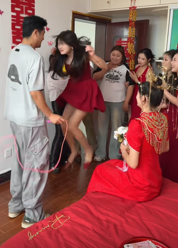 新郎弟弟也太皮了居然带伴娘跳绳搞虚晃一枪