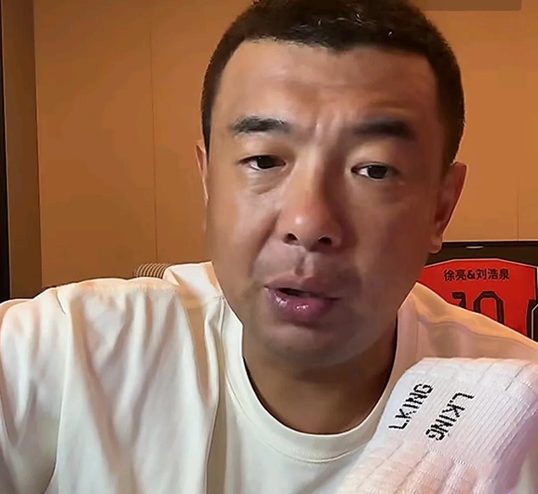 前国脚徐亮在直播间爆了一个料。徐亮表示，他以前当球员的时候，确实有人想要拉拢他