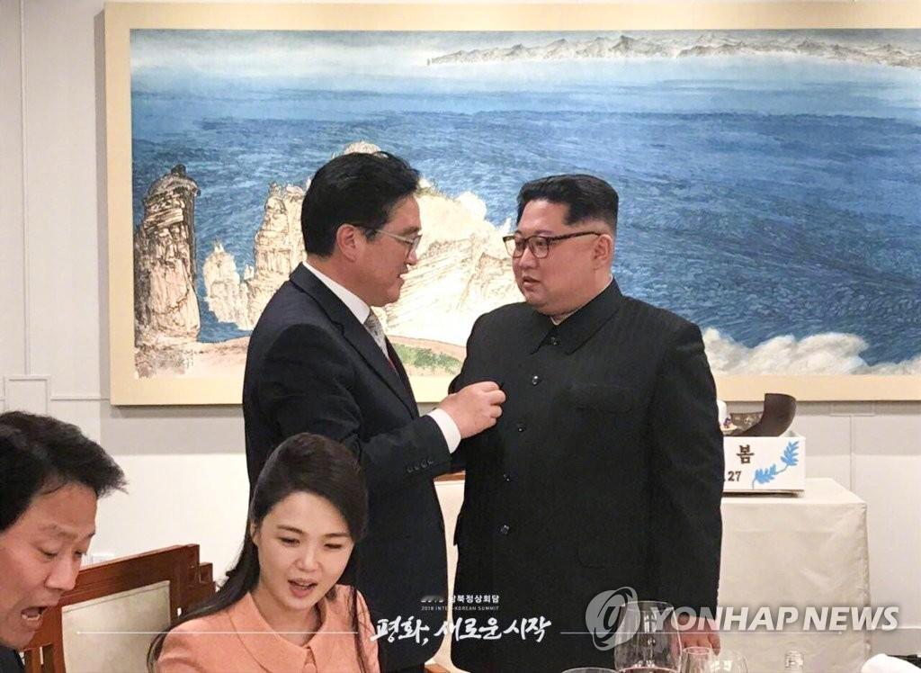 【韩国会议长禹元植在京与金正恩相遇并简短对话】（韩联社）金正恩对韩国会议长只说了