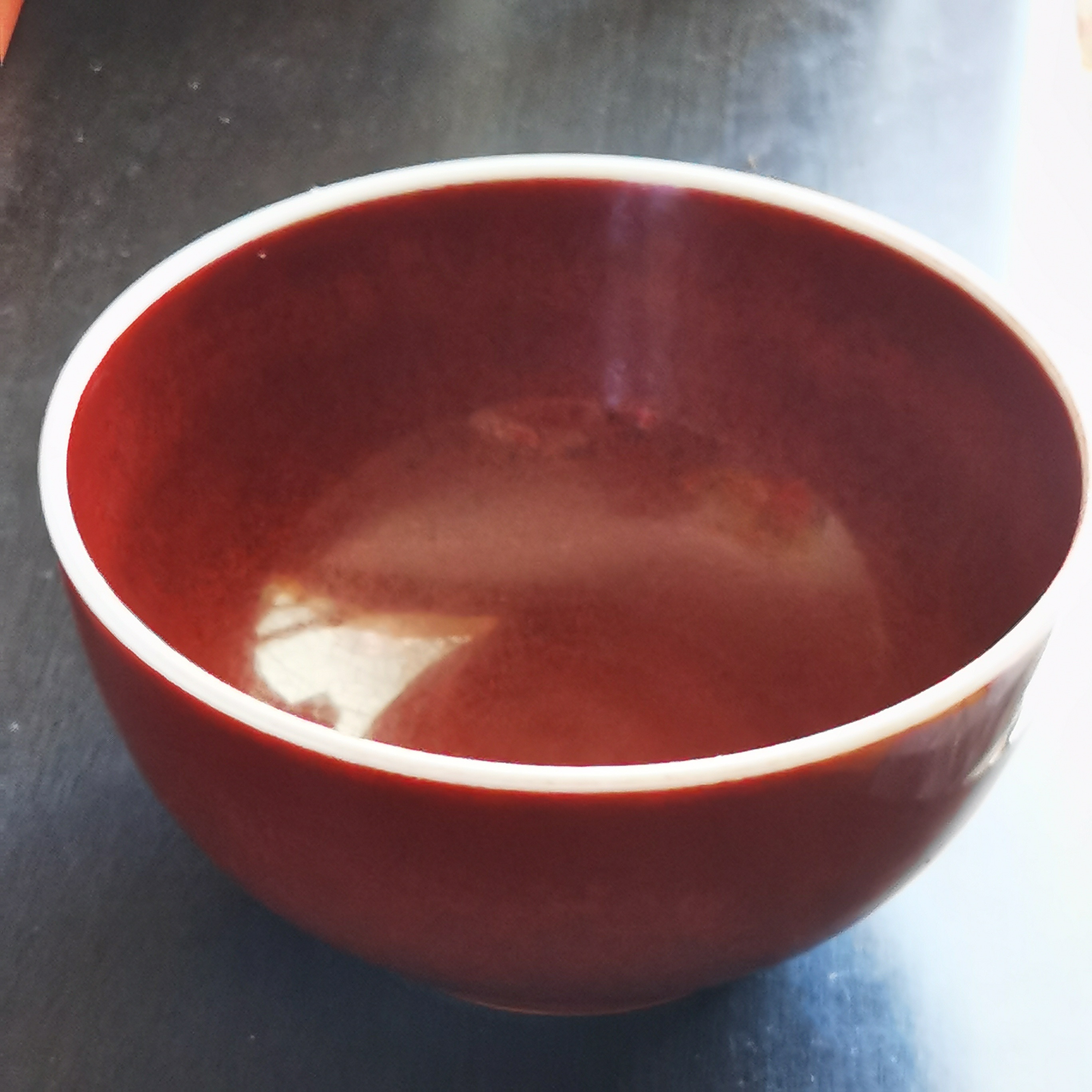 明清时期红色釉开片瓷器主要涉及宣德祭红釉和郎窑红釉。宣德祭红釉瓷器釉面常见不规则