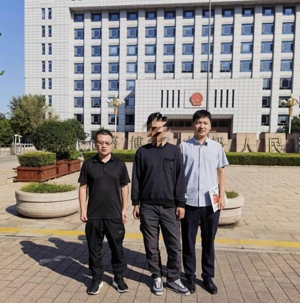 没天理啊！山东淄博市，丈夫撞见妻子和情夫光溜溜躺在床上，愤怒之下当即闯进房间录下