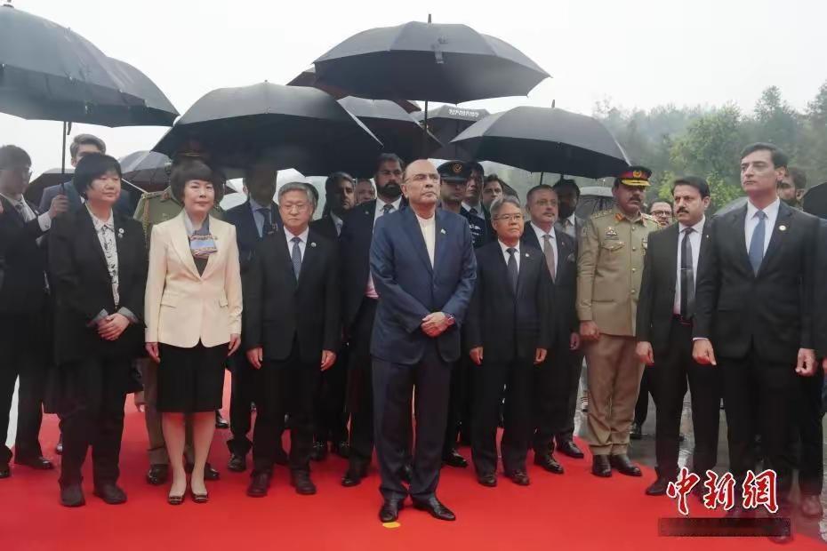 看到巴基斯坦客人在韶山赡仰伟人时，如此的虔诚，即使是下雨，也不打雨伞，实在是很感