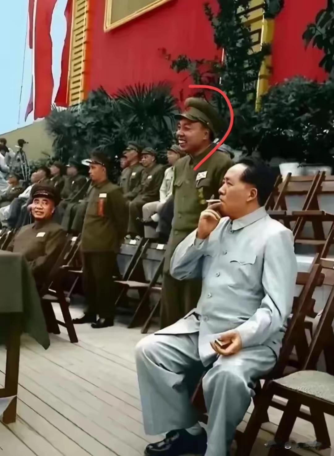 看到这张照片站在伟人身边的这位是谁啊和伟人相聊甚欢看旁边的彭大将军一脸的羡