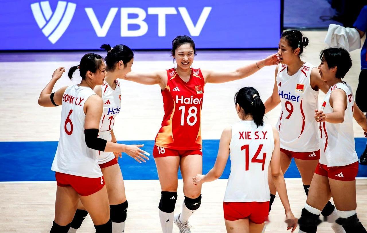 中国女排2-3惜败意大利，球员评价如下，解盛钰最佳，3人不及格1，王梦洁（自