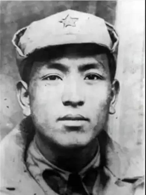 有一次，耿飚走在北平大街上，无意之中回头一看，发现只有一个特务跟着他，这下他纳闷