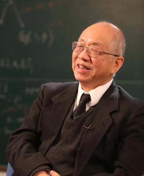 遮羞布被撕下！美籍华裔数学家丘成桐直言：中国数学水平落后美国八十多年，跟美国上