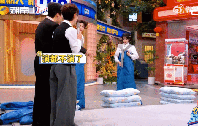 田曦薇运动细胞一跃跨过5个枕头，动作流畅到像自带弹簧，太帅了！你好星期六田曦