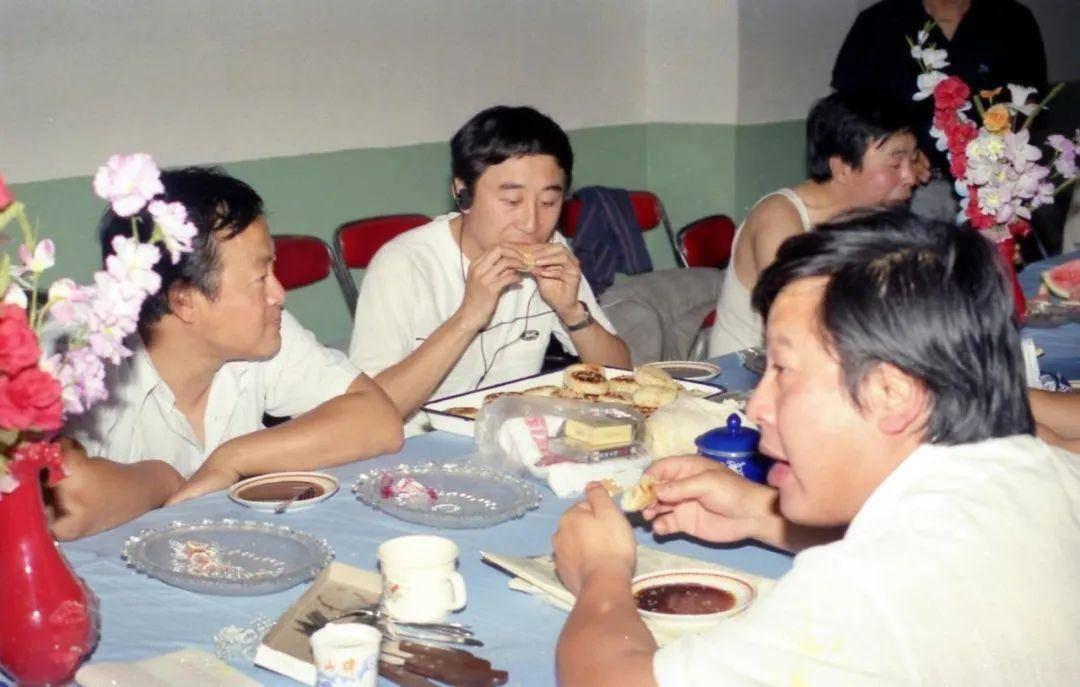 几位相声演员聚餐旧照：我一眼就认出了戴着耳机、正在品尝美食的冯巩与双颊染赤、双目
