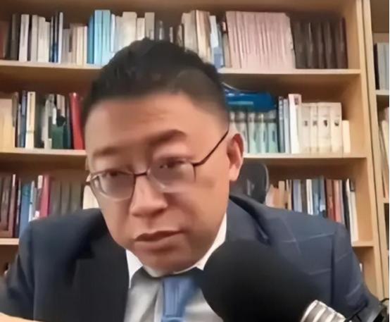 沈逸把话筒拍在桌上那一下，我耳机差点炸掉。 那天刷学术访谈直播，沈逸教授拍话